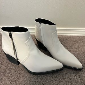 POINTED TOED WHITE BOOTIES size 8.5
